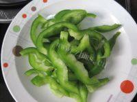 美味的莴笋炒肉丝做法图解3)