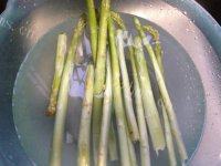 自制芦笋炒大虾做法图解1)
