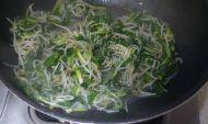 爽滑绿豆芽炒韭菜