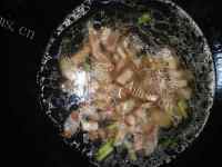 美味的腊肉焖豆豆做法图解6)