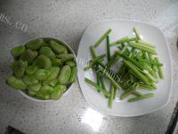 家常菜蒜苗炒蚕豆做法图解2)