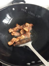 色泽鲜亮的腐竹炒肉做法图解3)