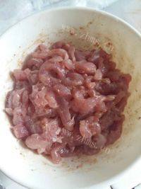 家常菜肉丝炒茄子做法图解2)