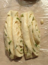 自制葱香花卷做法图解8)