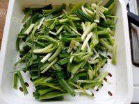 家庭版蒜苗炒豆腐做法图解2)