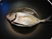 煎海鱼做法图解3)