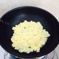 营养韭菜鸡蛋素火烧做法图解4)