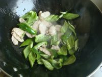 家常菜肉片炒青椒做法图解4)