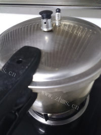 可口的羊排焖藕做法图解15)