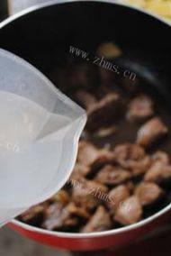 可口的土豆炖牛肉做法图解7)