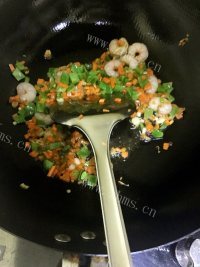 五彩虾仁蛋炒饭做法图解9)