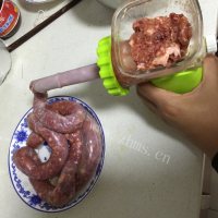 色香味俱全的麻辣香肠做法图解5)