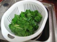美味的芥菜咸蛋汤做法图解1)