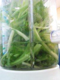 鲜榨芹菜汁做法图解3)