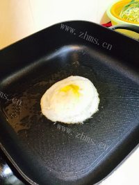 热腾腾的芽菜鸡蛋炒面做法图解5)