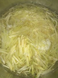 好吃的土豆炒豆芽做法图解4)