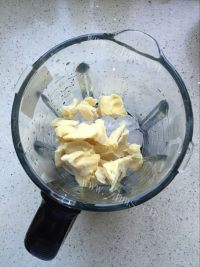 冷饮麦片榴莲冰沙做法图解3)