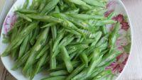 家常菜四季豆炒肉片做法图解2)