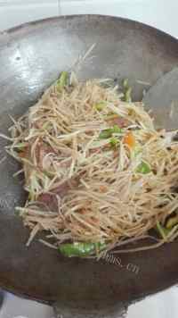 家庭版土豆丝炒肉做法图解10)