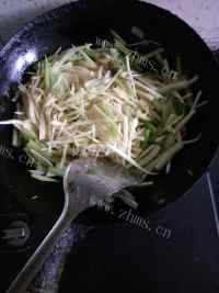营养丰富的芹菜炒土豆丝做法图解6)