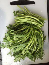 口感丰富的蒜蓉茼蒿做法图解3)
