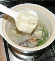 美味的猪骨腊味冻豆腐汤做法图解4)