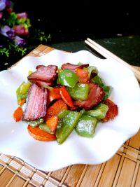 家常菜腊肉炒青椒