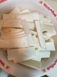 家常菜青椒炒茭白做法图解1)