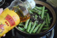 鲜美可口的沙蟹汁焖豆角做法图解5)