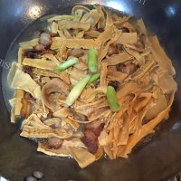 美味的笋干焖肉做法图解5)