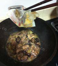 美味的香菇土豆炖鸡腿做法图解5)