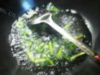 豉香蒜薹炒牛蛙做法图解2)