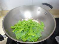 家常菜荷兰豆炒香肠做法图解5)
