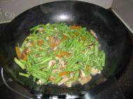 家常菜香菇炒豆角做法图解8)