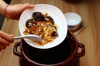 滋补虫草花花旗参香菇汤做法图解3)