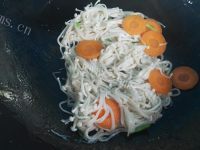 美味的金针菇鱼丸汤做法图解4)