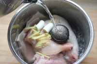 好吃的胶东肉皮冻做法图解5)