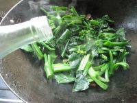 简易的腊肉炒芥兰做法图解12)