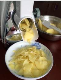 香脆的炸薯片做法图解2)
