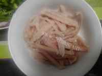 色泽鲜亮的蒜苔炒肉丝做法图解2)