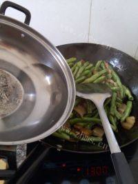 常吃不腻的豆角炖肉做法图解7)