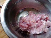 家常菜包菜炒肉丝做法图解1)