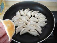 榨菜豆腐猪肉锅贴做法图解11)
