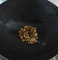 美味的香菇肉酱拌面做法图解4)