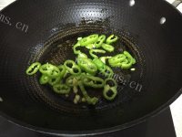 家常菜青椒炒香菇做法图解2)