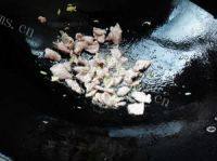 在家做香菇核桃肉片的做法图解五