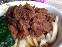 色泽鲜亮的红烧牛肉面