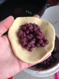 美味红豆玉米饼做法图解4)
