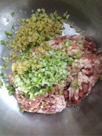 美味的白菜猪肉饺子做法图解2)