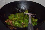 家常菜肉炒青椒做法图解3)